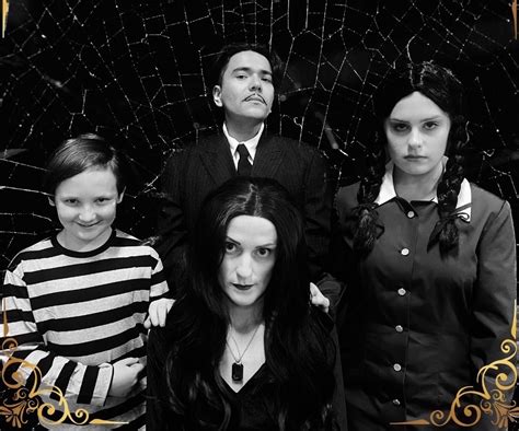 The Addams Family - Eine schrullige Familie mit makabrem Charme und ikonischen Darstellern!